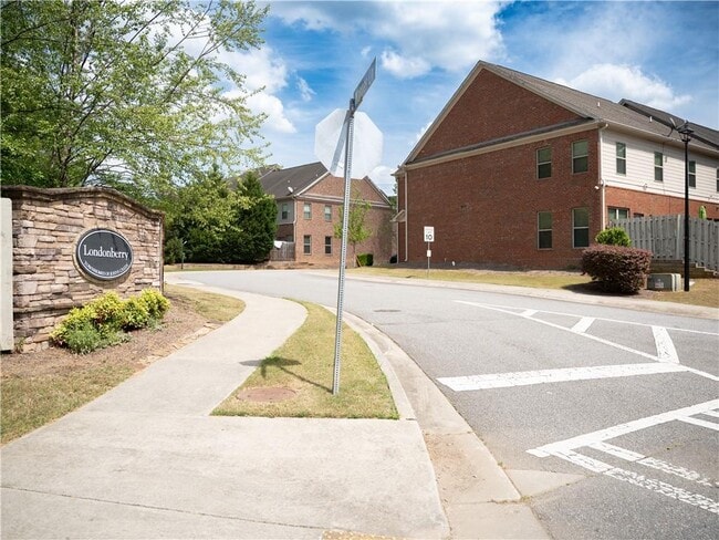 Building Photo - 10643 Naramore Ln