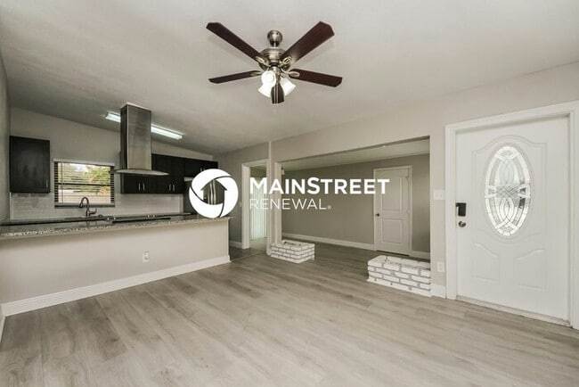 Building Photo - 4 Bedroom Pet-Friendly Home in ORLANDO, FL with Main Street Renewal