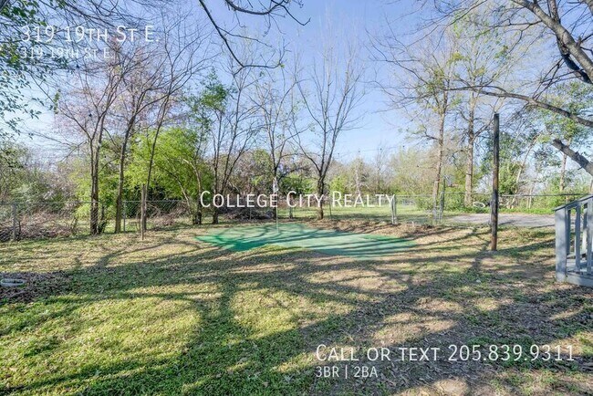 Building Photo - 319 19th St E