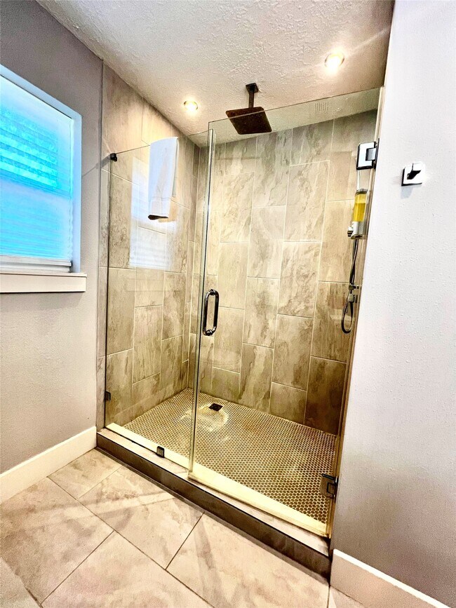 Building Photo - 5719 Viking Dr