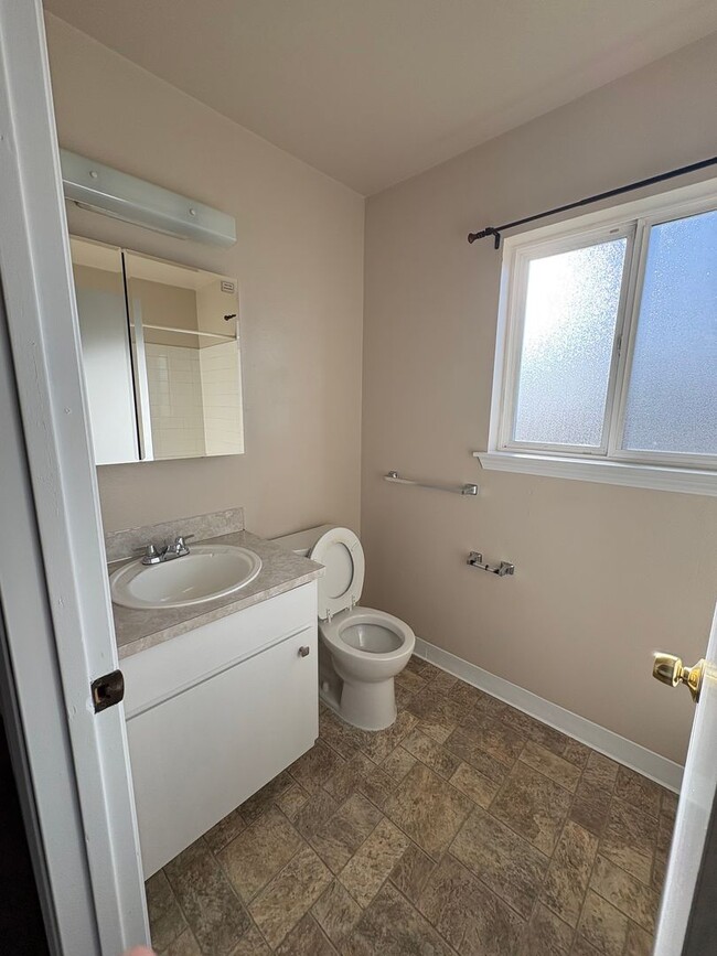 Building Photo - 3 bd/1 ba Duplex in Tacoma - $1,700