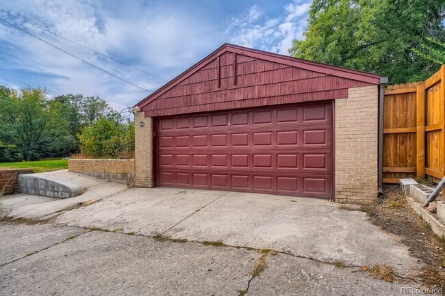 Building Photo - West Highlands - Amazing 32nd Ave, 2 Bed, 1 Bath Unit in Duplex- Shared Yard/Common Space