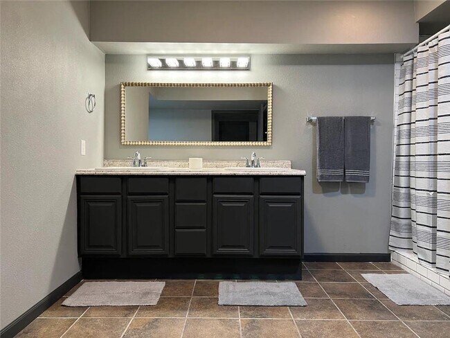 Building Photo - 14 London Dr