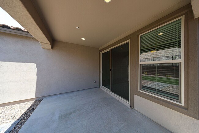 Building Photo - 4 Bedroom + Den in Foothills at Northpointe