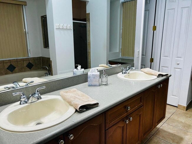 Building Photo - 10440 Cypress Lakes Preserve Dr