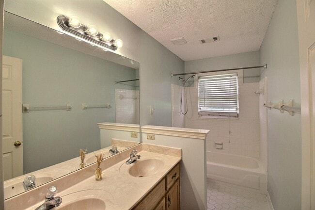 Building Photo - 383 E Valleywood Dr