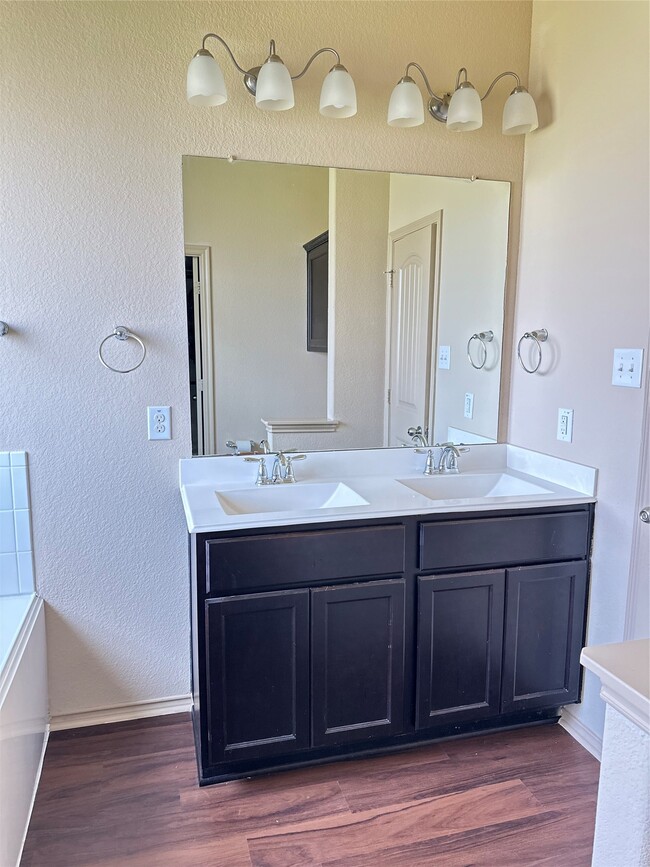 Building Photo - 5202 Lilac Hollow Ln