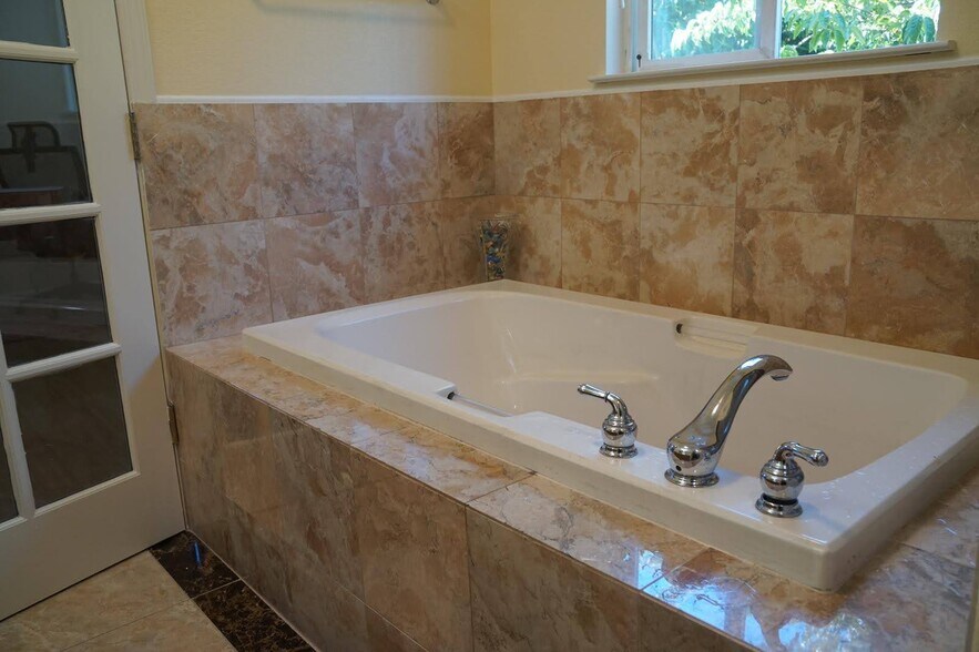 Master Bath - 3713 Sun West Ter