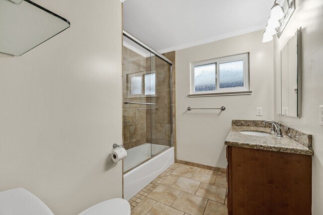 Building Photo - Stunning San Carlos 5 bedroom 4 bathroom H...