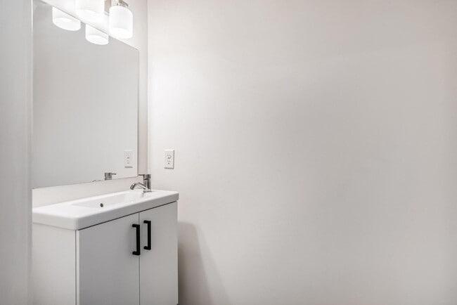 Building Photo - 901 Fulton St W