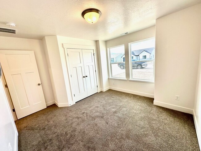 Building Photo - HC 1136