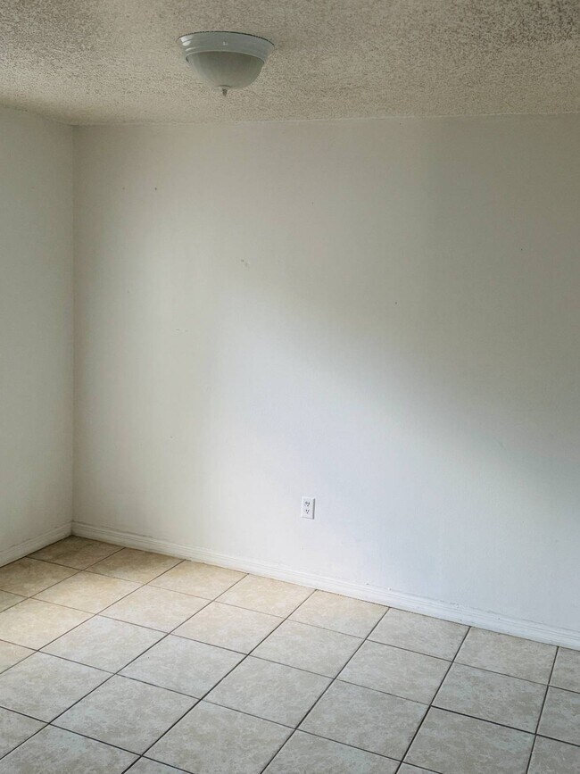 Building Photo - 810 Veronica Cir