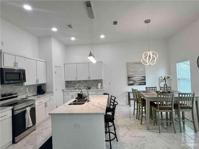 Building Photo - 21 S 42nd St