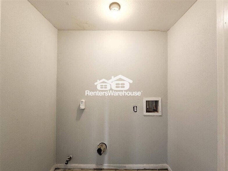 Building Photo - 8848 Kempwood Dr