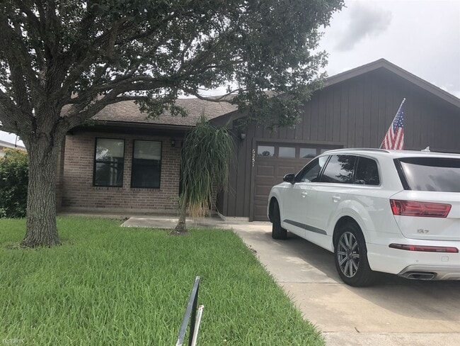 Building Photo - 2 br, 2 bath Duplex - 6251 Camelot Drive