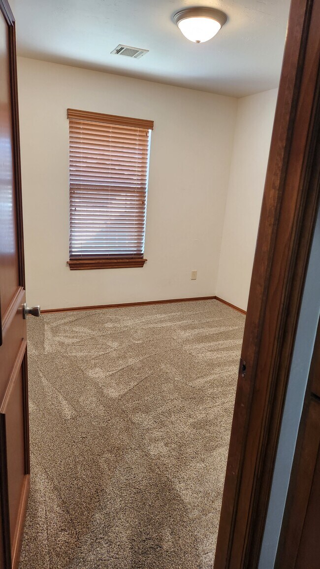 Building Photo - 3808 Kensington Dr