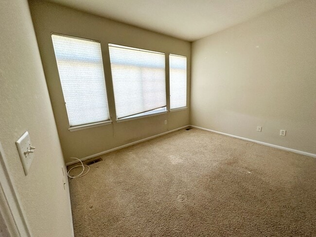 Building Photo - Bright, Spacious 2-Bedroom Home in Aurora with Room to Grow