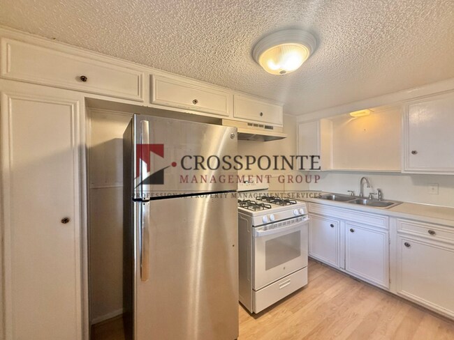 Building Photo - 1 Bed 1 Bath at Broadway Apartments! All Bills Paid!