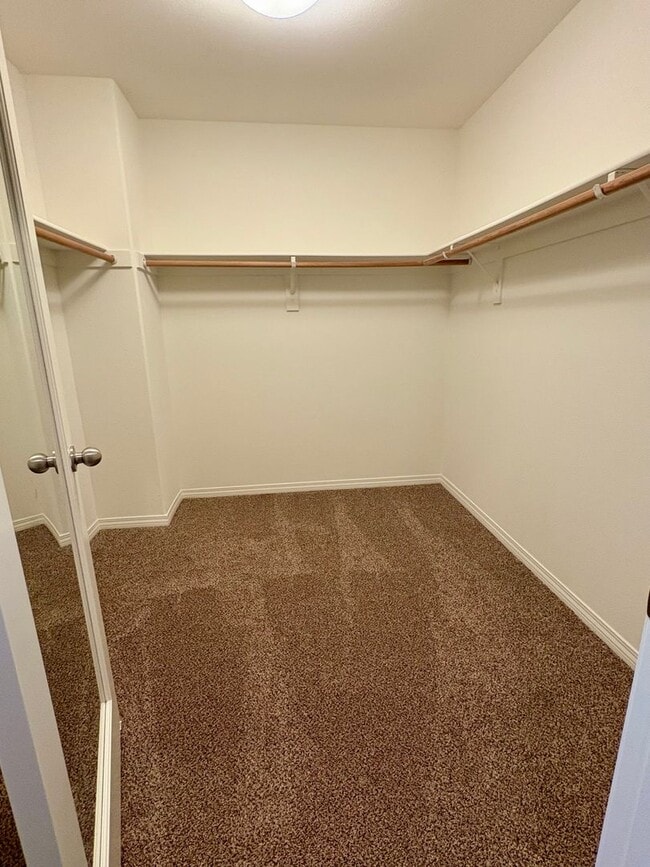 Building Photo - Tri-Level Condo within Walking Distance to The Collection!