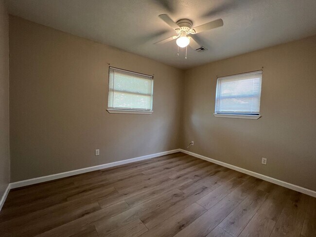 Building Photo - 4203 SE Dorchester- Available now!