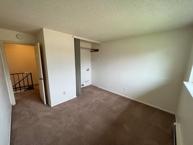 Building Photo - SPACIOUS, CLEAN W/Tons of storage! Tee Off...