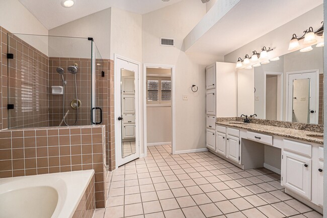 Building Photo - 602 Crestwood Dr