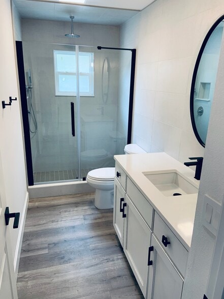 Second floor bath - 415 High View Ln