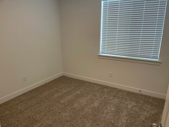 Building Photo - 1385 N 3830 W