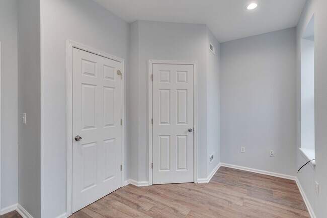 Building Photo - Newly Renovated Temple Apartment