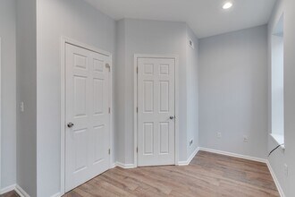Building Photo - Newly Renovated Temple Apartment