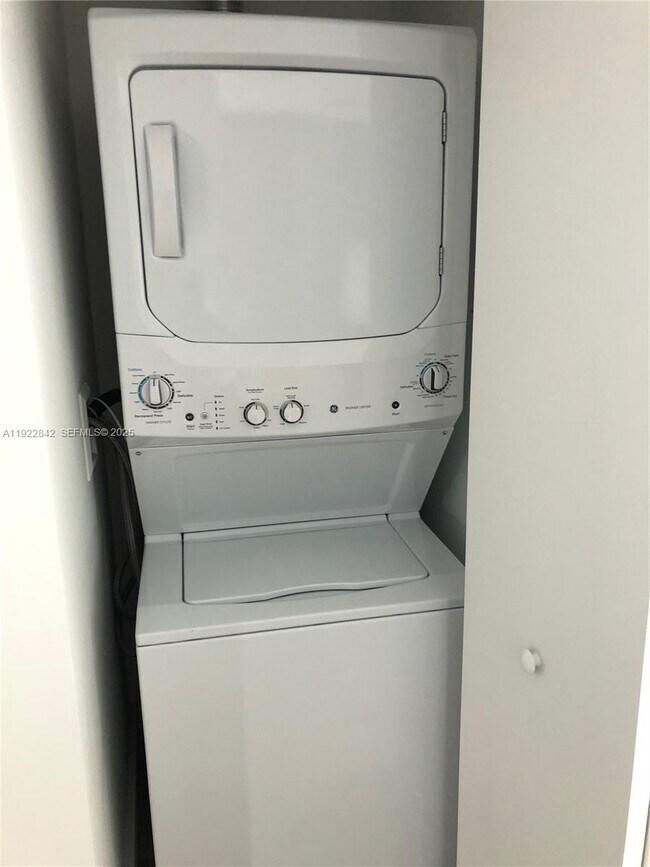 Building Photo - 650 NE 32nd St