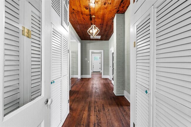 Building Photo - 108 N Ave B