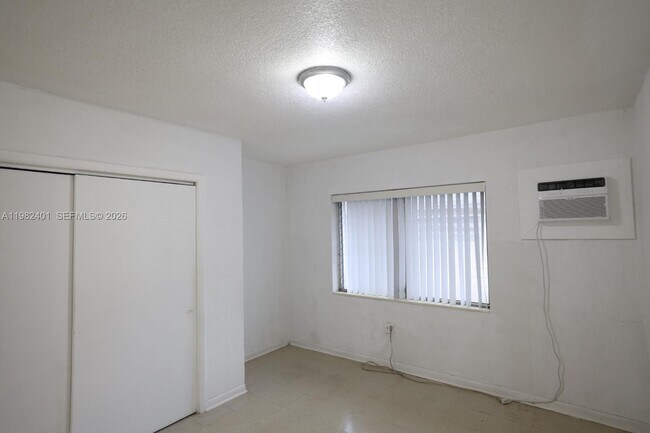 Building Photo - 465 E 28th St