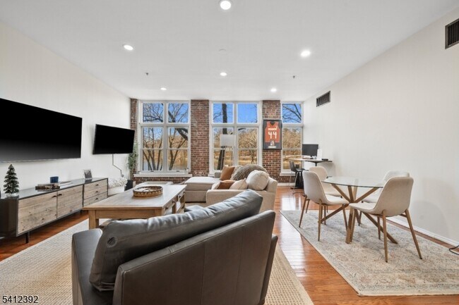 Building Photo - 262 Main St