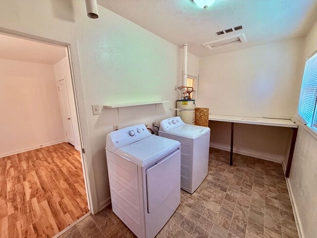Building Photo - Charming 2-bedroom, 1-bathroom Duplex Loca...
