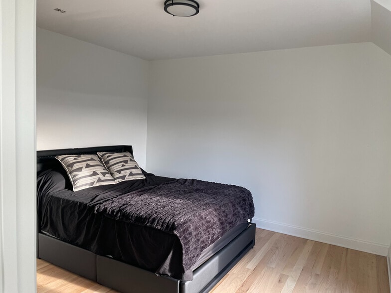 Building Photo - Room in House on Hillside Dr