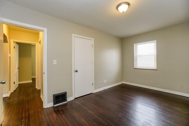 Building Photo - 1646 Oakwood Ave