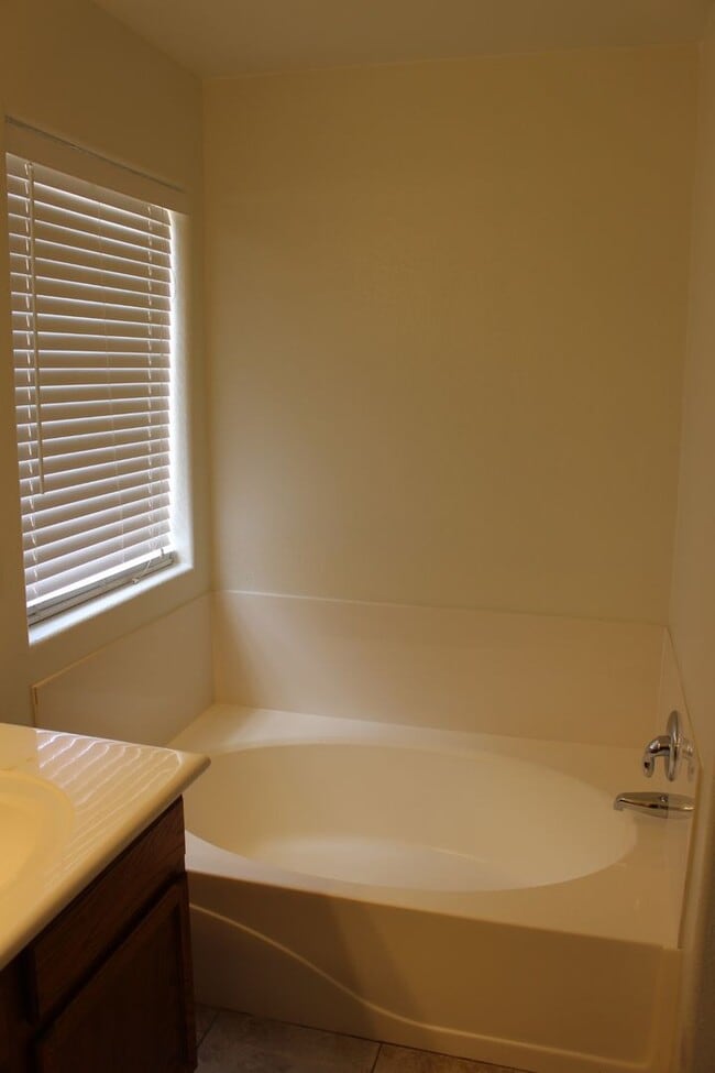 Building Photo - 3 bedroom with loft in Cheatham farms