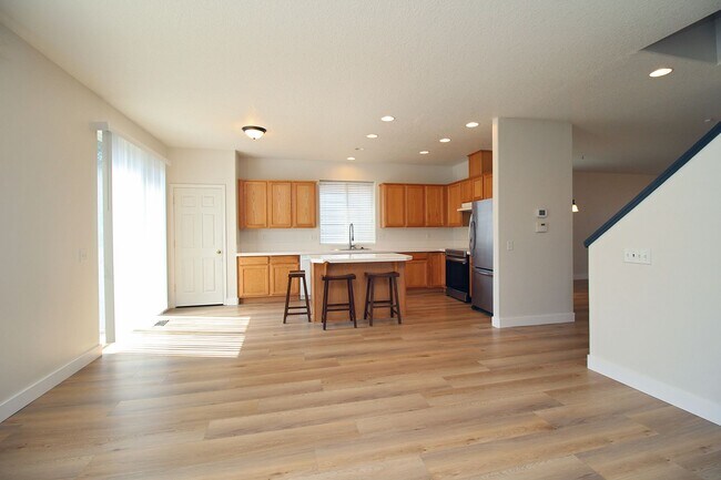 Building Photo - Custom-Built 5 Bedroom/3 Bath Home In A Great Sunnyside Neighborhood