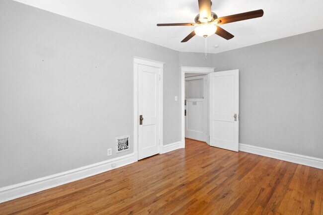 Building Photo - McDreamy 2BR w/ Balcony