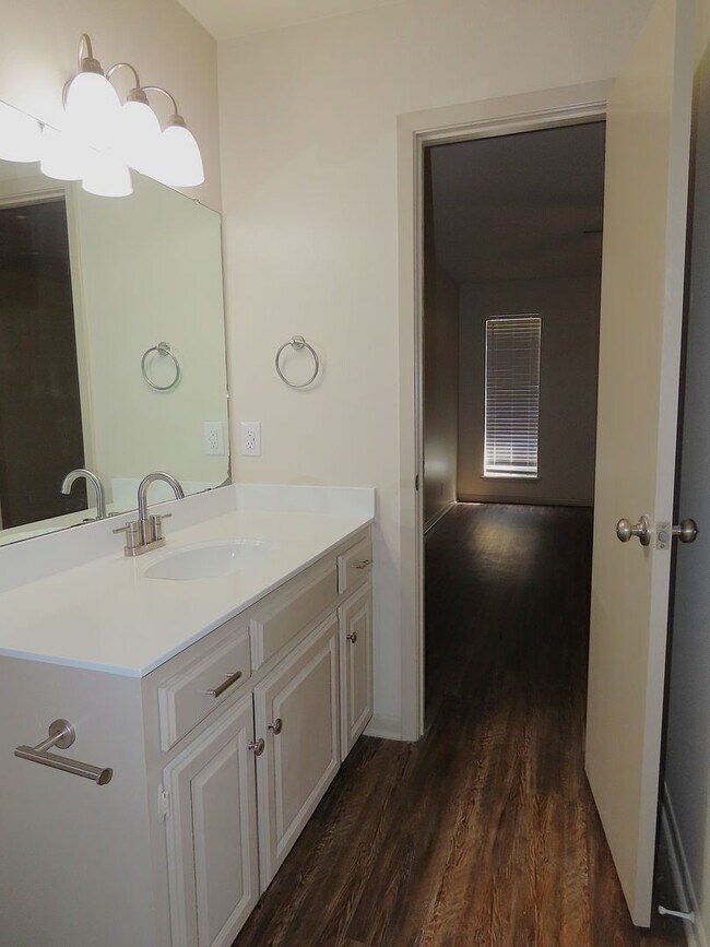 Building Photo - Remodeled in 2024! Gorgeous 3 Bdrm., 2 Bath Duplex in Whitehouse ISD!