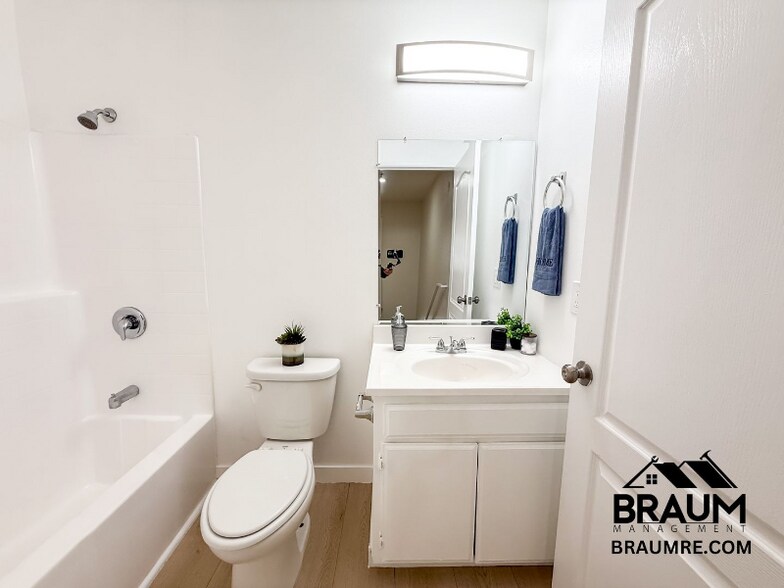 Building Photo - 7323 Winnetka Ave