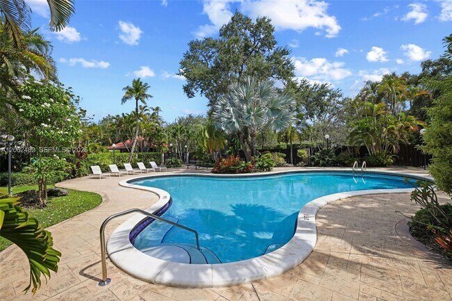 Building Photo - 6886 N Kendall Dr