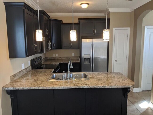 Building Photo - 4 bedroom 2.5 bath