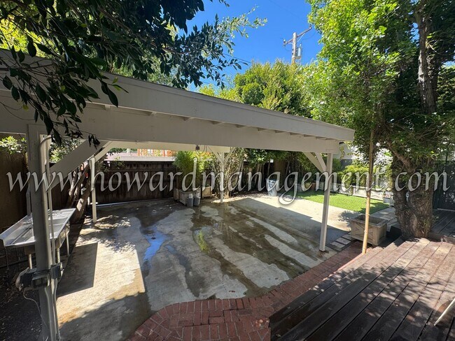 Building Photo - Private and Cozy 4 Bedroom Home located in...