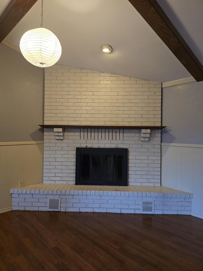 Building Photo - 608 E 17th Ln