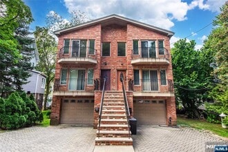 Building Photo - 500 Lewis St