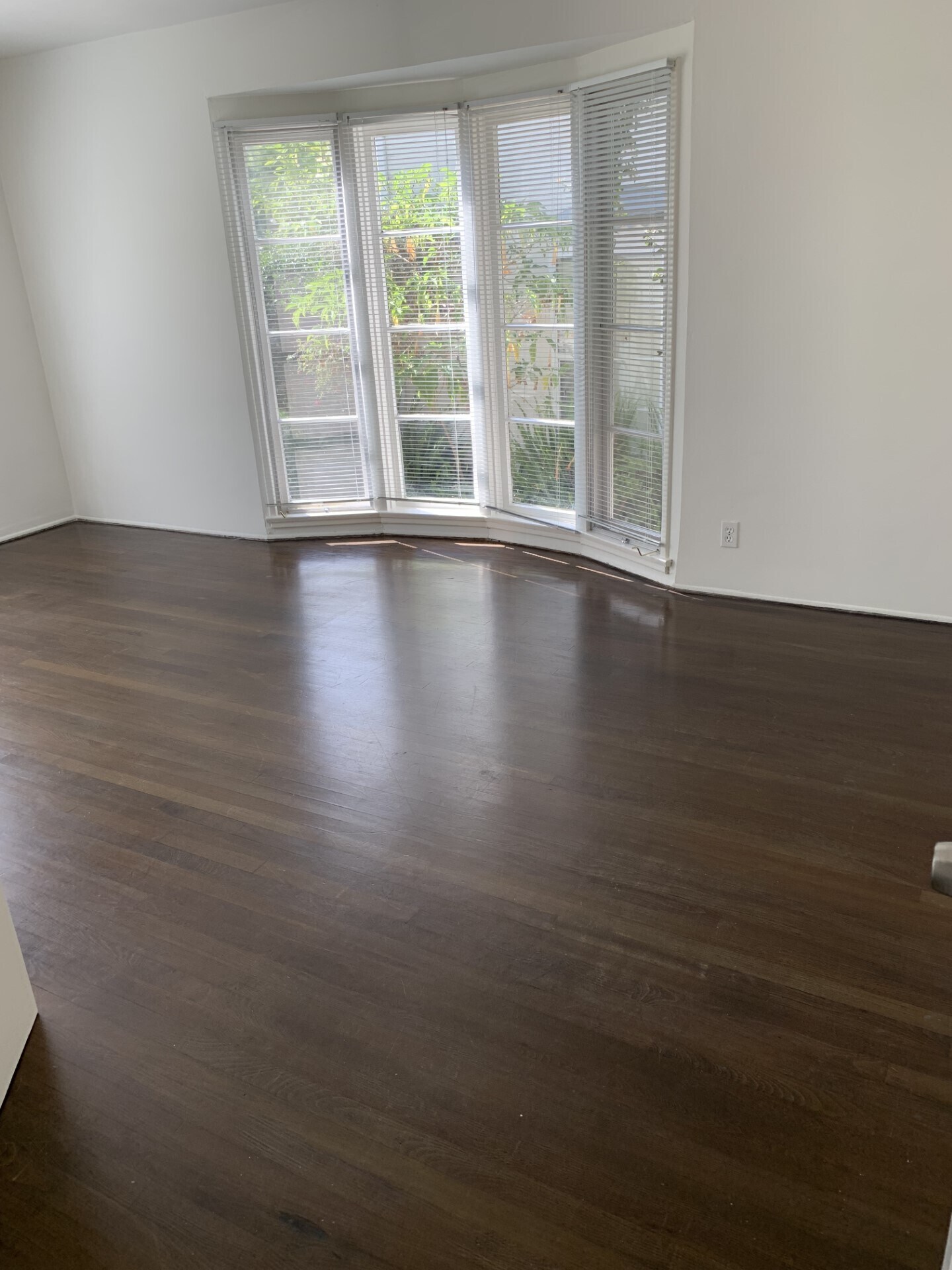 Building Photo - 609 Kelton Ave