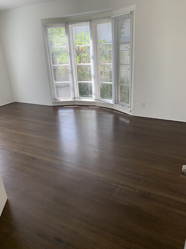 Building Photo - 609 Kelton Ave