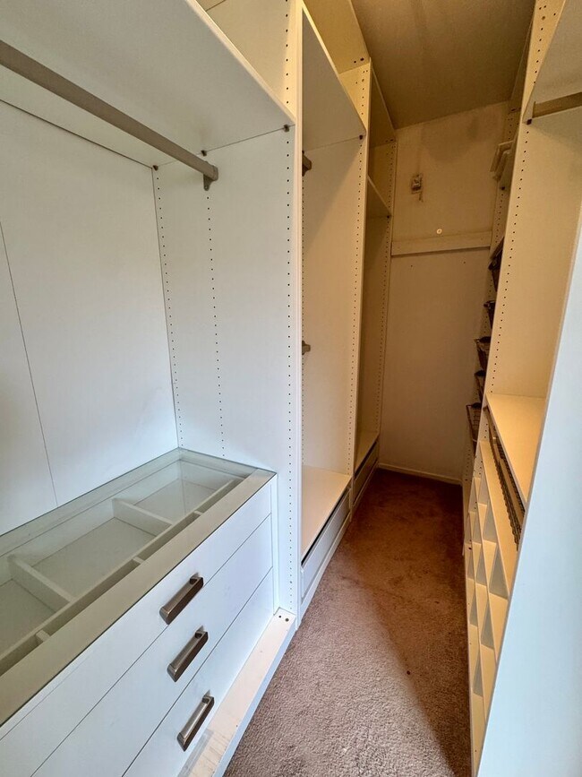 Building Photo - Light and Bright Townhouse-style condo in ...